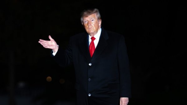 ТРАМП ИЗЈАВОМ ШОКИРАО СВЕ: Могао бих да говорим најглупље ствари, а ви бисте ми аплаудирали (ВИДЕО)
