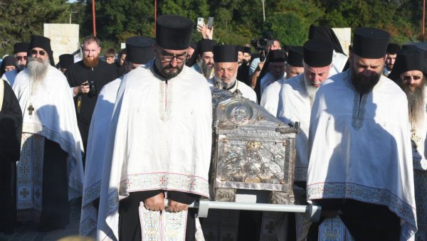 ПОВРАТАК СВЕТИЊЕ У СТУДЕНИЦУ: Мошти преподобне Анастасије испраћене из краљевачког Храма Светог Саве