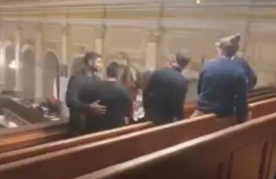 NAPETO I U PRAGU: Dok su poslanici glasali u 4 ujutru, demonstranti pokušali da upadnu u parlament (VIDEO)