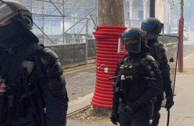 NAPETO U PARIZU: Žestoki sukobi demonstranata i policije (VIDEO)