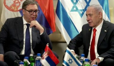 NEMAJU NI JEDNU SVOJU IDEJU: Vučić u novom predizbornom spotu glumi bejbisitera penzioneru, isto kao Netanjahu pre više od 10 godina! (VIDEO)