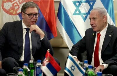 NEMAJU NI JEDNU SVOJU IDEJU: Vučić u novom predizbornom spotu glumi bejbisitera penzioneru, isto kao Netanjahu pre više od 10 godina! (VIDEO)