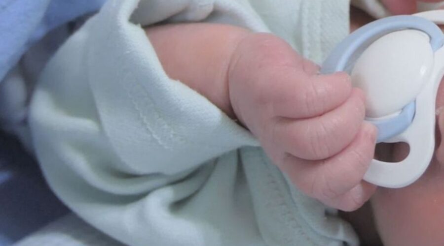 NESVAKIDAŠNJA SCENA U CRNOJ GORI: Žena porodila ispred svoje porodične kuće u Zeti!