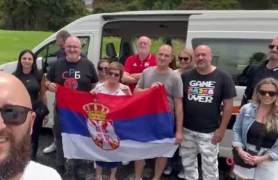 “NIKO NAS NEĆE SPREČITI DA GLASAMO”: Preko 100 Srba autobusom krenulo na put od 900 kilometara do Sidneja jer im RIK nije otvorio biračko mesto!