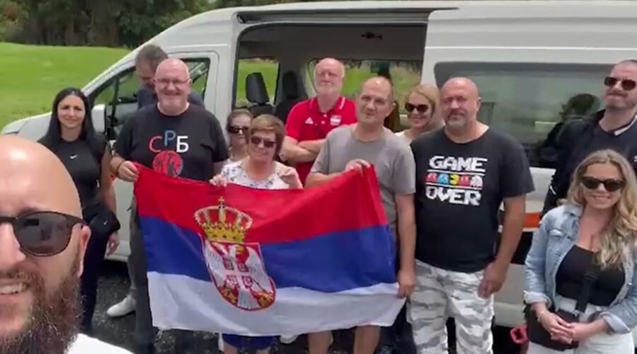 “NIKO NAS NEĆE SPREČITI DA GLASAMO”: Preko 100 Srba autobusom krenulo na put od 900 kilometara do Sidneja jer im RIK nije otvorio biračko mesto!