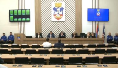 NIŠTA OD SMENE ŠAPIĆA, NEMA KVORUMA: Naprednjaci bojkotovali sednicu o razrešenju gradonačelnika Beograda nakon napada na odbornicu!