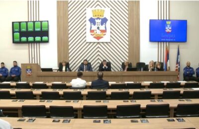 NIŠTA OD SMENE ŠAPIĆA, NEMA KVORUMA: Naprednjaci bojkotovali sednicu o razrešenju gradonačelnika Beograda nakon napada na odbornicu!
