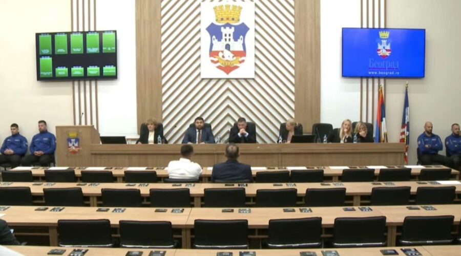 NIŠTA OD SMENE ŠAPIĆA, NEMA KVORUMA: Naprednjaci bojkotovali sednicu o razrešenju gradonačelnika Beograda nakon napada na odbornicu!