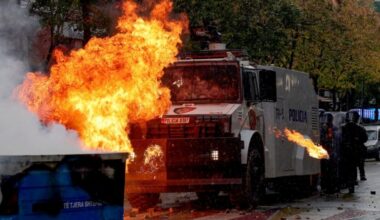NOVI HAOS U TIRANI: Nastavljaju se protesti, demonstranti bacali Molotovljeve koktele i kamenice na policiju (VIDEO)