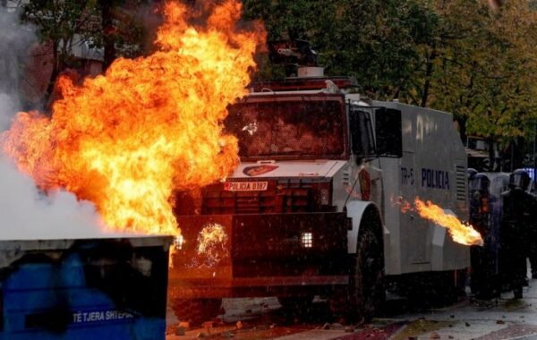 NOVI HAOS U TIRANI: Nastavljaju se protesti, demonstranti bacali Molotovljeve koktele i kamenice na policiju (VIDEO)