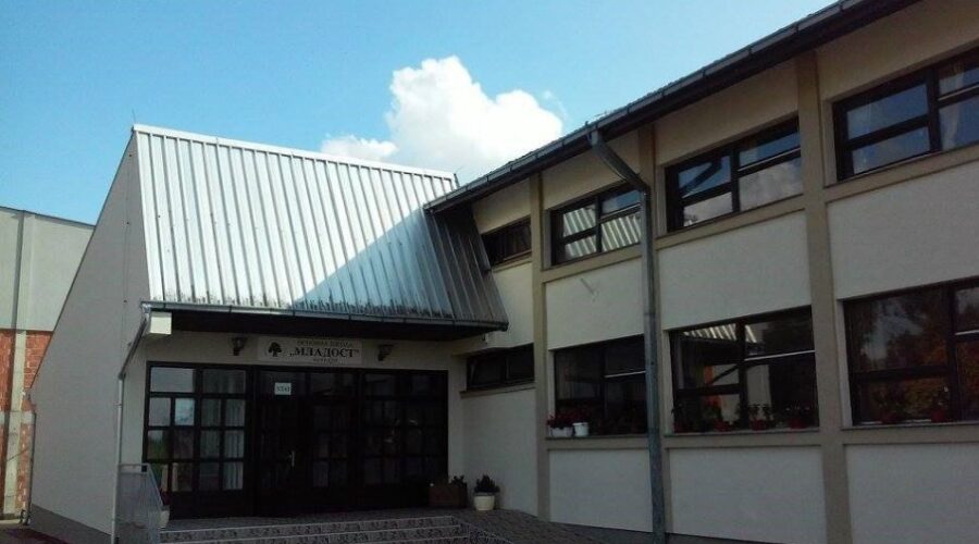 NOVI PODOVI U UČIONICAMA: Vredna investicija u OŠ „Mladost“ u Vrnjcima