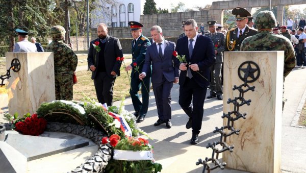СЕЋАЊЕ НА ЈУНАКЕ КОЈИ СУ НАМ ДОНЕЛИ СЛОБОДУ: На Гробљу ослободилаца државна церемонија поводом 82. годишњице ослобођења Београда СЕЋАЊЕ НА ЈУНАКЕ КОЈИ СУ НАМ ДОНЕЛИ СЛОБОДУ: На Гробљу ослободилаца државна церемонија поводом 82. годишњице ослобођења Београда