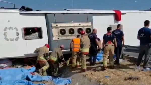 ПОГИНУЛО 11 ОСОБА У ЈЕЗИВОМ СУДАРУ: Туристички аутобус налетео на камион, хитне службе на терену (ВИДЕО) ПОГИНУЛО 11 ОСОБА У ЈЕЗИВОМ СУДАРУ: Туристички аутобус налетео на камион, хитне службе на терену (ВИДЕО)