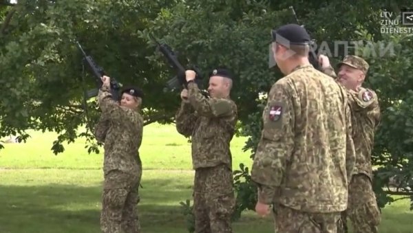 УЗБУНА НА ГРАНИЦИ ЛЕТОНИЈЕ: Наоружани мушкарци гурали мигранте ка ЕУ, па упали у земљу