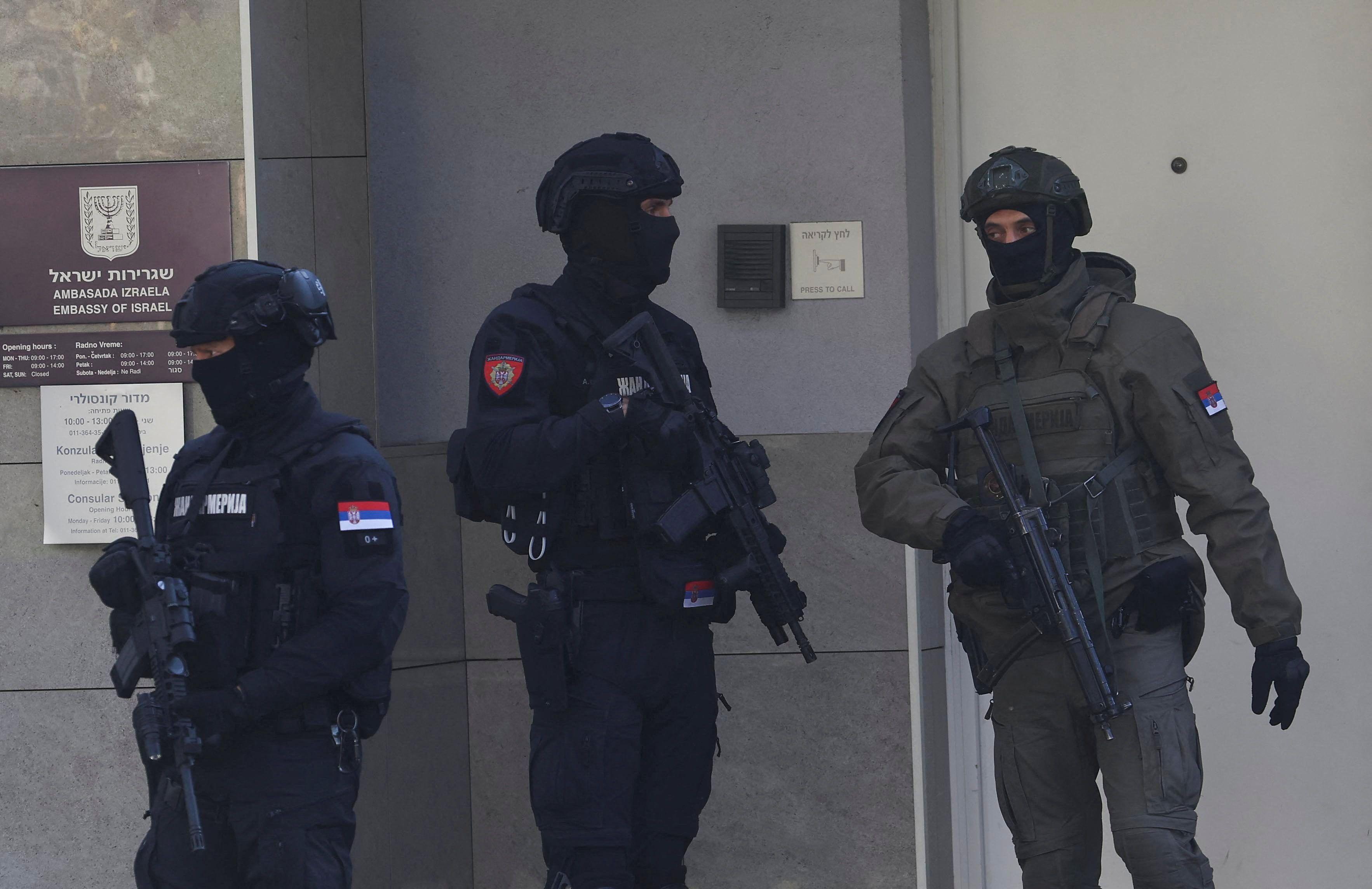 srpska policija ispred izraelske ambasade