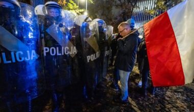 Navrocki se probija kroz masu demonstranata, čule se optužbe za državni udar: Pogledajte haos u Poljskoj