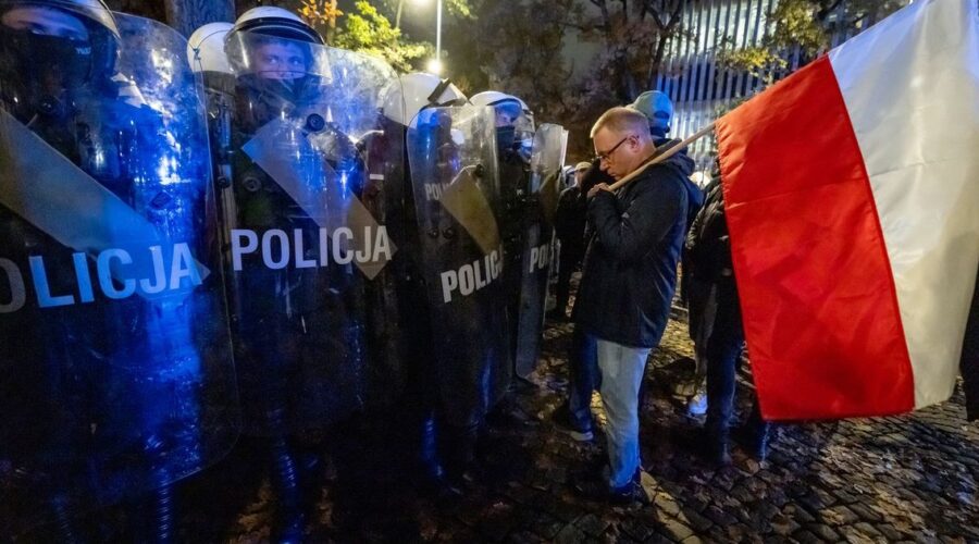 Navrocki se probija kroz masu demonstranata, čule se optužbe za državni udar: Pogledajte haos u Poljskoj