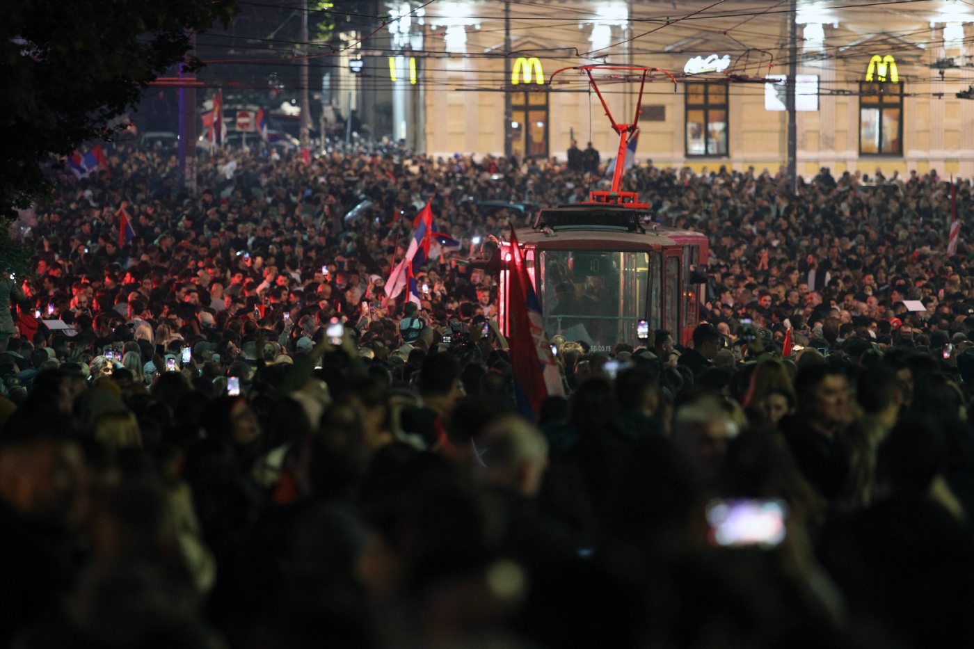 Gradjani slave pobedu Studentske liste na Trgu Slavija i okolnim gradskim ulicama u Beogradu. (BETAPHOTO/MILAN OBRADOVIC)