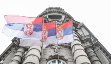Nijedan izborni rezultat nije opravdanje za nasilje” Oglasila se Vlada Srbije u tehničkom mandatu: “Mirna primopredaja vlasti jedno od temeljnih načela demokratskog poretka