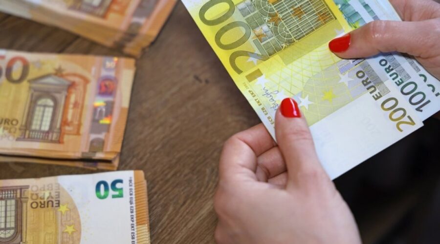 Novac stiže za 4 znaka: Evo ko će dobiti pare do 10. oktobra, a jedan znak treba da igra igre na sreću | Srpska dijaspora
