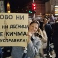 Novosađani slave pobedu Studentske liste ispred Banovine: kolo, pesma, pištaljke i vatromet