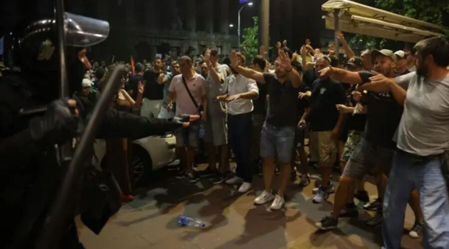 OEBS UPOZORAVA NA POLARIZACIJU I ZASTRAŠIVANJE: Posmatrači ukazali na novac od skoro milijardu evra pred izbore, špijunski softver i napade na novinare!