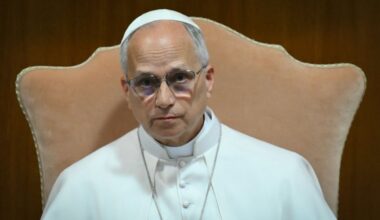 OPERISAN PAPA LAV XIV: Lekari mu uklonili deo pluća zbog karcinoma, Vatikan otkrio kako teče oporavak!