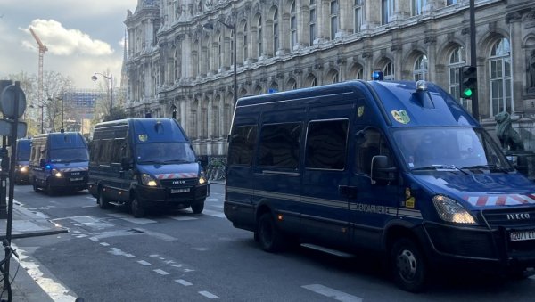 ОСАМ МЕТАКА У ДЕВОЈЧИЦУ (12)! Нови детаљи терористичког напада у Француској, убијен пролазник, четворо рањено ОСАМ МЕТАКА У ДЕВОЈЧИЦУ (12)! Нови детаљи терористичког напада у Француској, убијен пролазник, четворо рањено