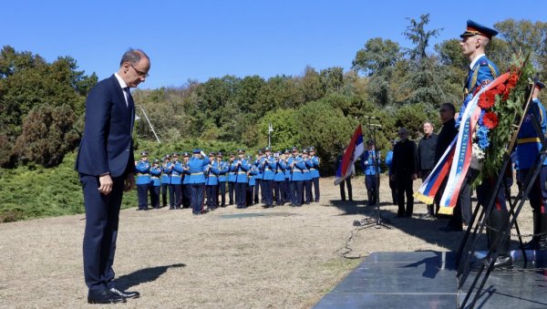 ОБЕЛЕЖЕН ДАН СЕЋАЊА НА СТРАДАЊЕ СРБА, РОМА И ЈЕВРЕЈА У ЈАЈИНЦИМА: Присуствовао и премијер Мацут ОБЕЛЕЖЕН ДАН СЕЋАЊА НА СТРАДАЊЕ СРБА, РОМА И ЈЕВРЕЈА У ЈАЈИНЦИМА: Присуствовао и премијер Мацут