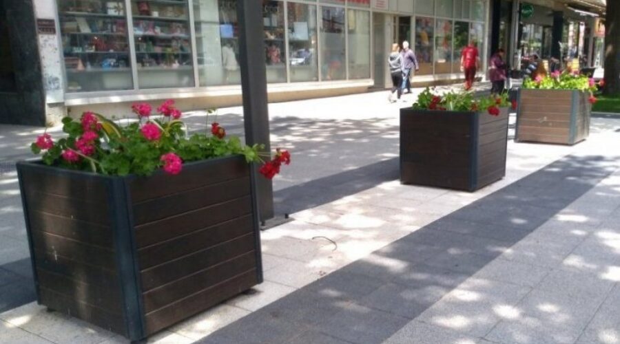 Obezbeđeno 20 žardinjera za 3,15 miliona