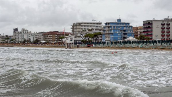 РАЗОРНЕ ОЛУЈЕ НА МЕДИТЕРАНУ: Црни облаци гутају Јадран, на удару омиљене туристичке дестинације - вода потапа све пред собом РАЗОРНЕ ОЛУЈЕ НА МЕДИТЕРАНУ: Црни облаци гутају Јадран, на удару омиљене туристичке дестинације - вода потапа све пред собом