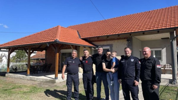 КОЛЕГЕ ДОМ ПОДИГЛЕ ИЗ ПЕПЕЛА: Обновљена кућа ватрогасца Марка Топличевића, летос оштећена у пожару (ФОТО) КОЛЕГЕ ДОМ ПОДИГЛЕ ИЗ ПЕПЕЛА: Обновљена кућа ватрогасца Марка Топличевића, летос оштећена у пожару (ФОТО)