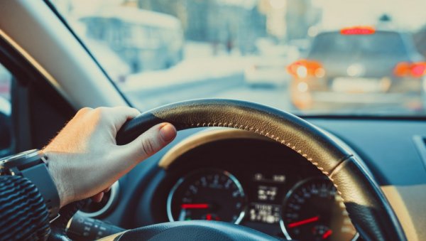 СТИЖЕ АПЕЛ ВОЗАЧИМА ИЗ АМСС: Од 1. новембра обавезне зимске гуме