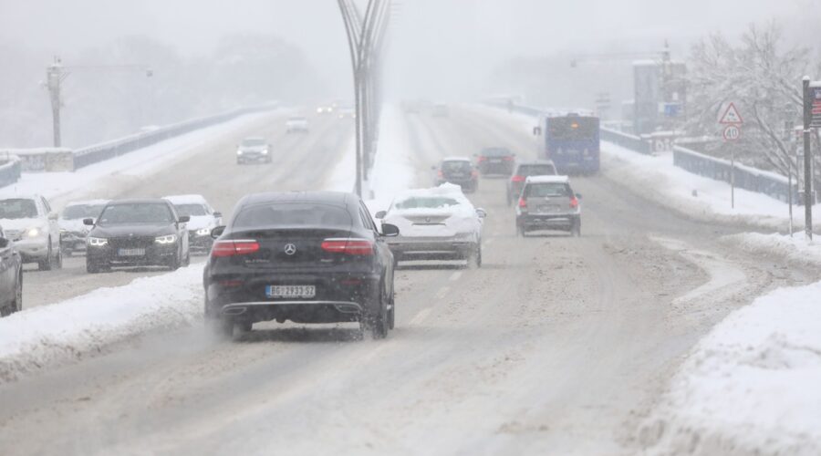 Od sutra je ovo obavezno u vozilu, ali ne svuda. Evo ko mora da ima lance od novembra do aprila: Kazne za vozače bez zimske opreme