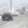 Od sutra je ovo obavezno u vozilu, ali ne svuda. Evo ko mora da ima lance od novembra do aprila: Kazne za vozače bez zimske…