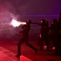 Opšti haos u Tirani: Demonstranti zapalili policajca, gorelo ministarstvo; Letele kamenice VIDEO