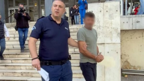 УХАПШЕН АЛБАНАЦ: Осумњичен да је пијан аутомобилом улетео у таверну у Солуну и повредио најмање три особе (ВИДЕО)
