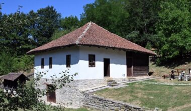 Ovo mesto čuva duh stare Šumadije: Etno kuće, priroda i hram podignut za tri meseca