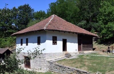 Ovo mesto čuva duh stare Šumadije: Etno kuće, priroda i hram podignut za tri meseca