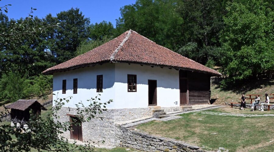 Ovo mesto čuva duh stare Šumadije: Etno kuće, priroda i hram podignut za tri meseca