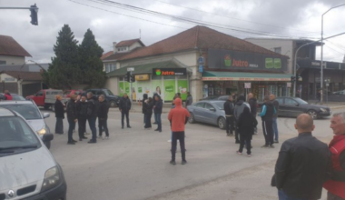 POBEDU STAVILI U DRUGI PLAN, BORBA SE NASTAVLJA: Studenti u Mionici blokiraju put zbog brutalno pretučenog kontrolora!