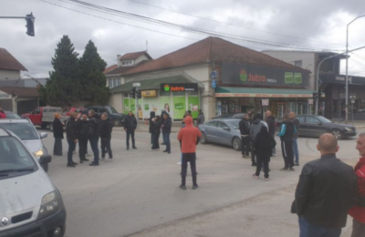 POBEDU STAVILI U DRUGI PLAN, BORBA SE NASTAVLJA: Studenti u Mionici blokiraju put zbog brutalno pretučenog kontrolora!