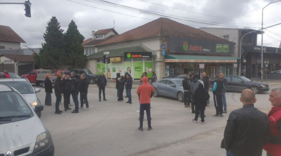 POBEDU STAVILI U DRUGI PLAN, BORBA SE NASTAVLJA: Studenti u Mionici blokiraju put zbog brutalno pretučenog kontrolora!
