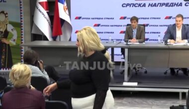POČELI I FIZIČKI DA SPREČAVAJU PITANJA: Žaklini Tatalović pokušali da oduzmu mikrofon, dok je pitala Anu Brnabić! (VIDEO)