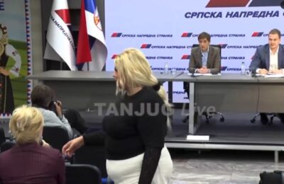 POČELI I FIZIČKI DA SPREČAVAJU PITANJA: Žaklini Tatalović pokušali da oduzmu mikrofon, dok je pitala Anu Brnabić! (VIDEO)