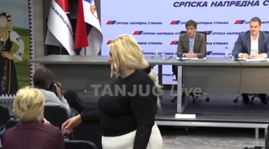 POČELI I FIZIČKI DA SPREČAVAJU PITANJA: Žaklini Tatalović pokušali da oduzmu mikrofon, dok je pitala Anu Brnabić! (VIDEO)
