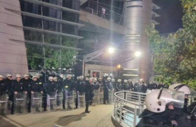 POLICIJA INSCENIRALA SUKOB ISPRED PINKA: “Oštećeni” muškarac ranije uhvaćen u organizovanju nezakonitog glasanja!