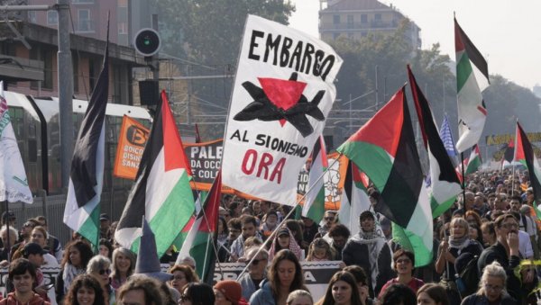 ПОЛОЖИТЕ ОРУЖЈЕ, ПОВЕЋАЈТЕ ПЛАТЕ: Италијани на улицама - национални штрајк захватио је Рим, Милано, Фиренцу, Напуљ ПОЛОЖИТЕ ОРУЖЈЕ, ПОВЕЋАЈТЕ ПЛАТЕ: Италијани на улицама - национални штрајк захватио је Рим, Милано, Фиренцу, Напуљ