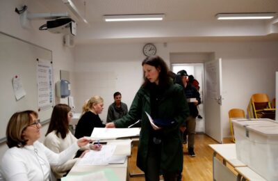POZIVI ZA GLASANJE STIŽU PREMINULIMA, RUSIMA I UKRAJINCIMA: Građani Beograda zatrpani listićima za ljude koje nikad nisu videli! (FOTO)
