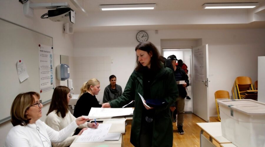 POZIVI ZA GLASANJE STIŽU PREMINULIMA, RUSIMA I UKRAJINCIMA: Građani Beograda zatrpani listićima za ljude koje nikad nisu videli! (FOTO)